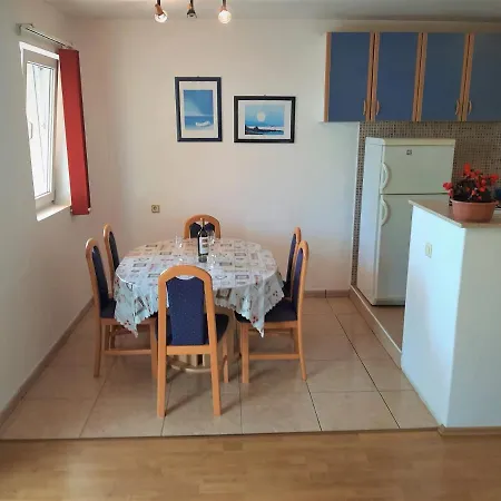 Cozy With Sea View Apartament Novi Vinodolski