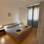 Cozy With Sea View Apartament Novi Vinodolski
